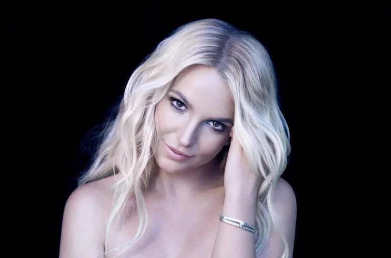 Britney-Spears-a-klo-billboard-1548